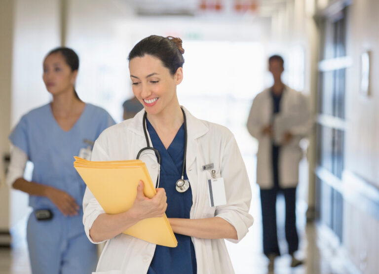 Femme en tenue de médecin